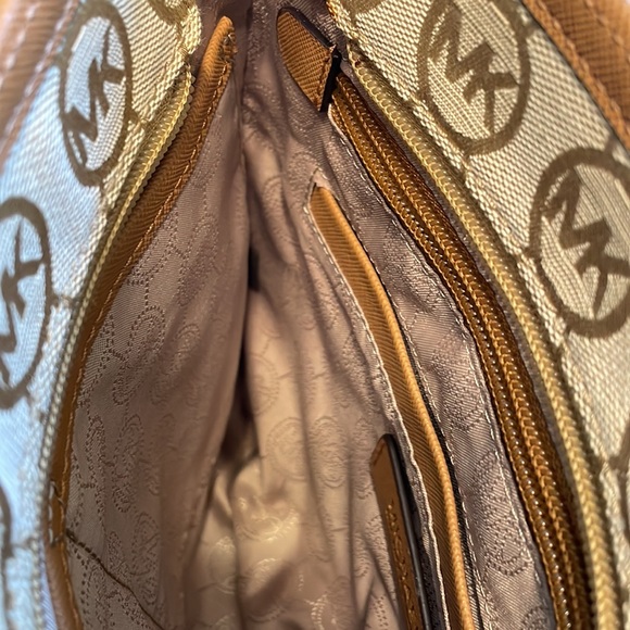 New with out tags. Michael Kors crossbody.  never used. - Picture 6 of 11